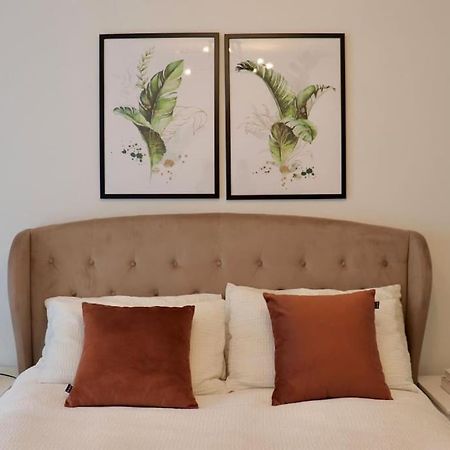 A Stylish Two Bedroom Modern Apartment With Parking Баркинг Екстериор снимка