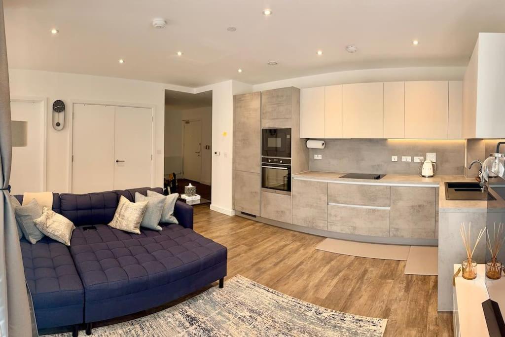 A Stylish Two Bedroom Modern Apartment With Parking Баркинг Екстериор снимка