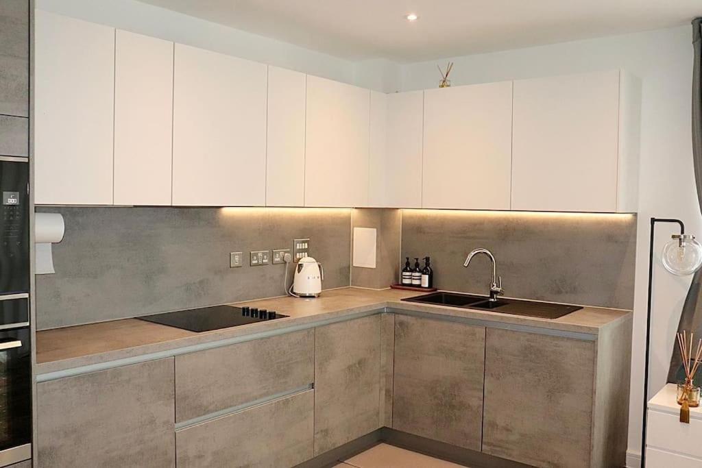 A Stylish Two Bedroom Modern Apartment With Parking Баркинг Екстериор снимка